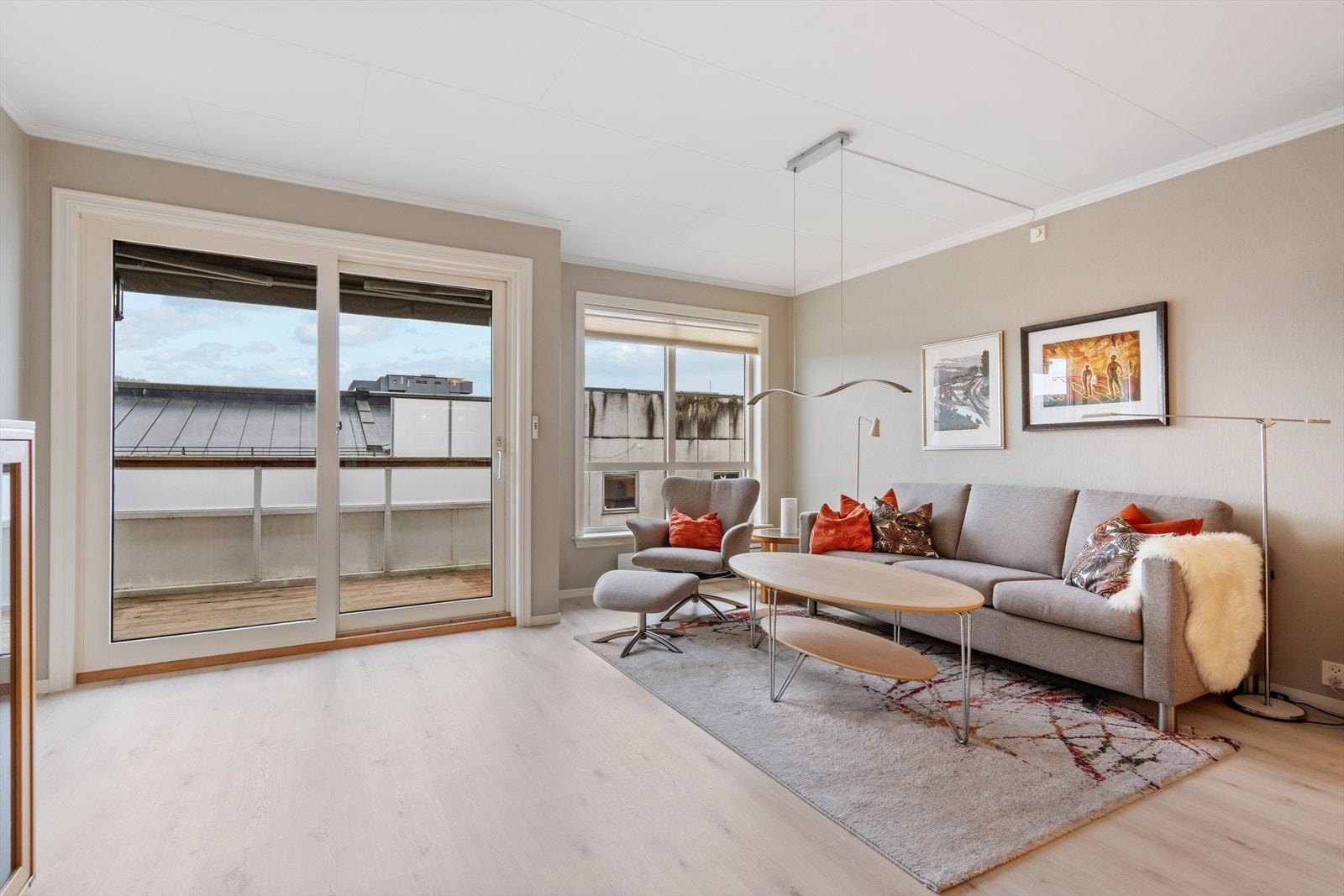 Stuen har utgang til altan Galleribilde