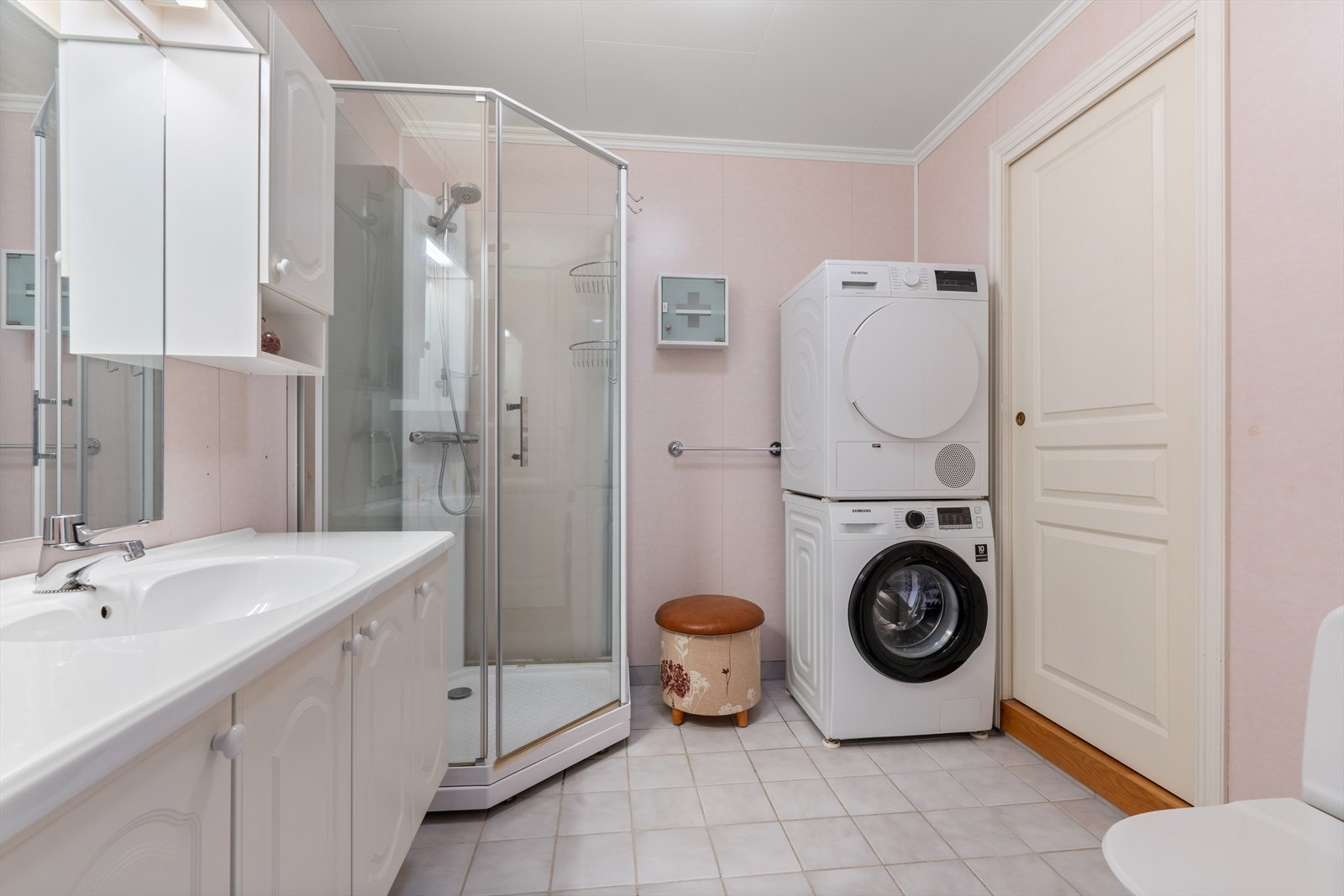 Bad med baderomsseksjon, dusjkabinett, toalett og opplegg for vaskemaskin/tørketrommel Galleribilde