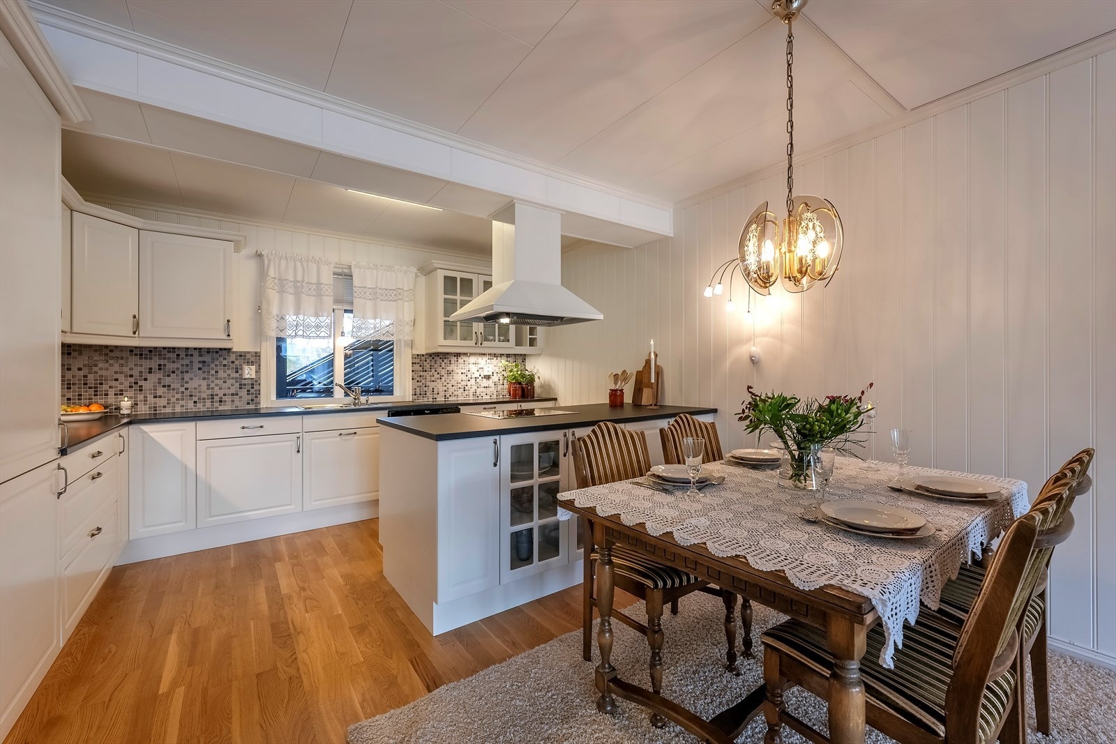 Kjøkkenet har klassisk og tidløs innredning fra Sigdal med integrerte hvitevarer Galleribilde