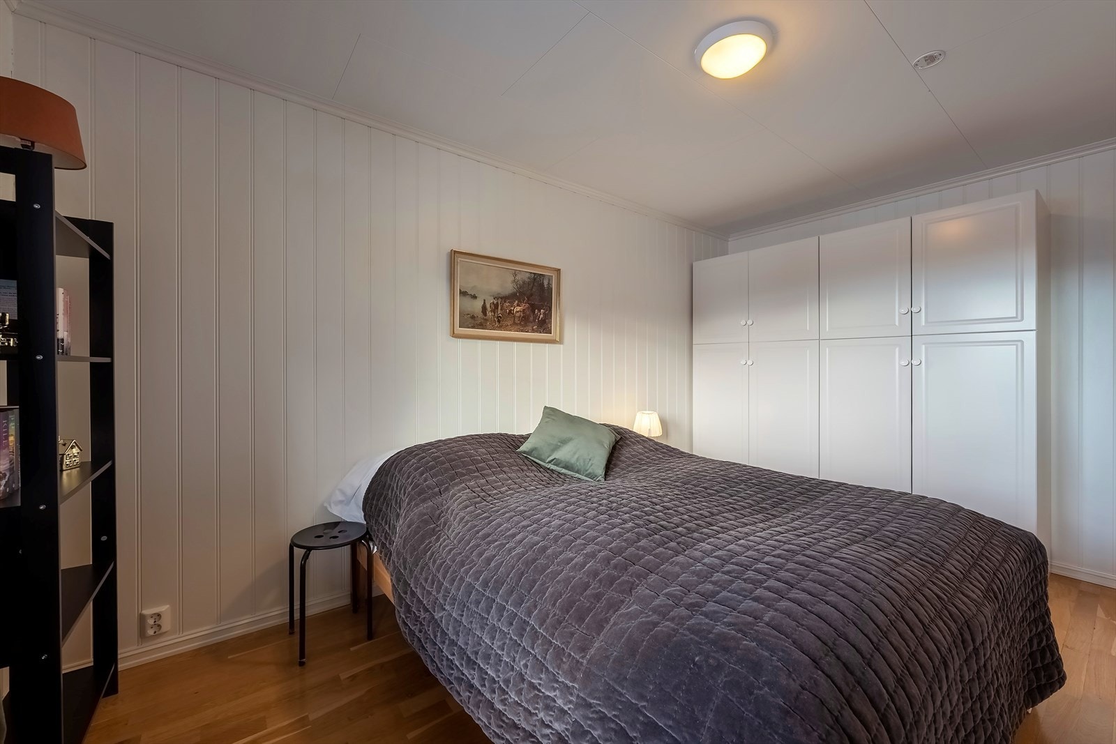 Rommet er ca. 12,5 m² og utstyrt med to garderobeskap Galleribilde