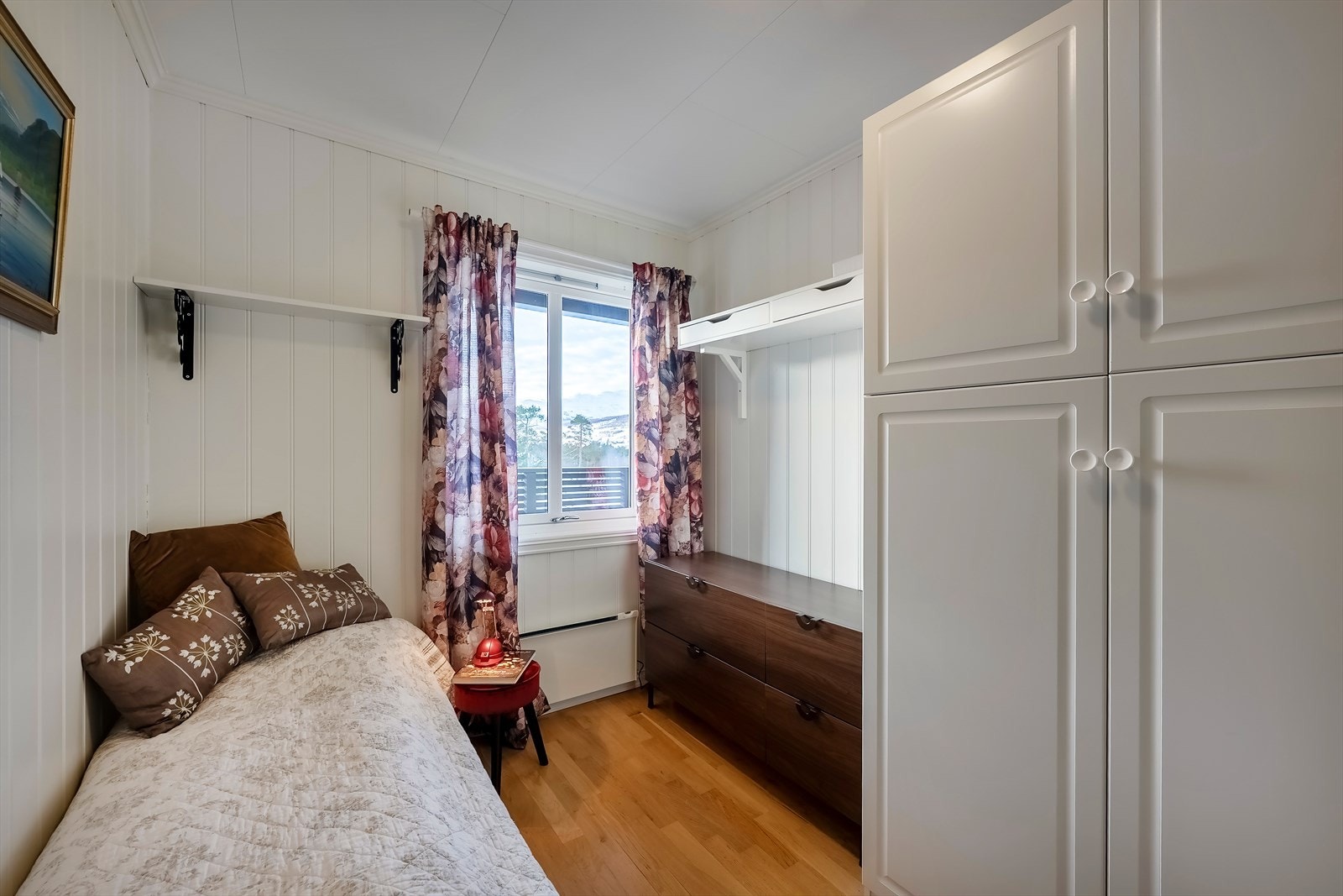 Leilighetens minste soverom er utstyrt med garderobeskap Galleribilde