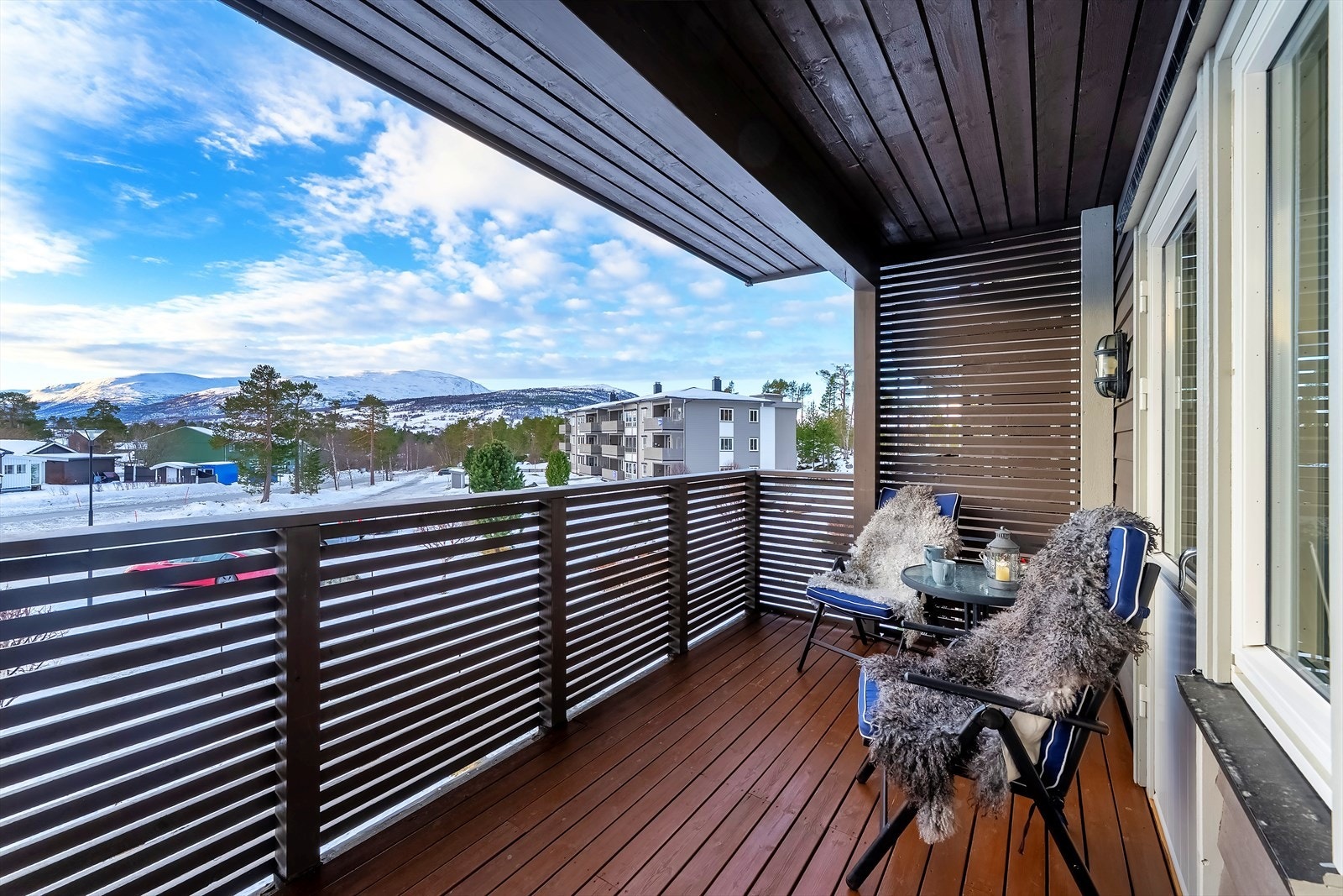 Balkong på ca. 10 m² med meget god utsikt og lang solgang Galleribilde