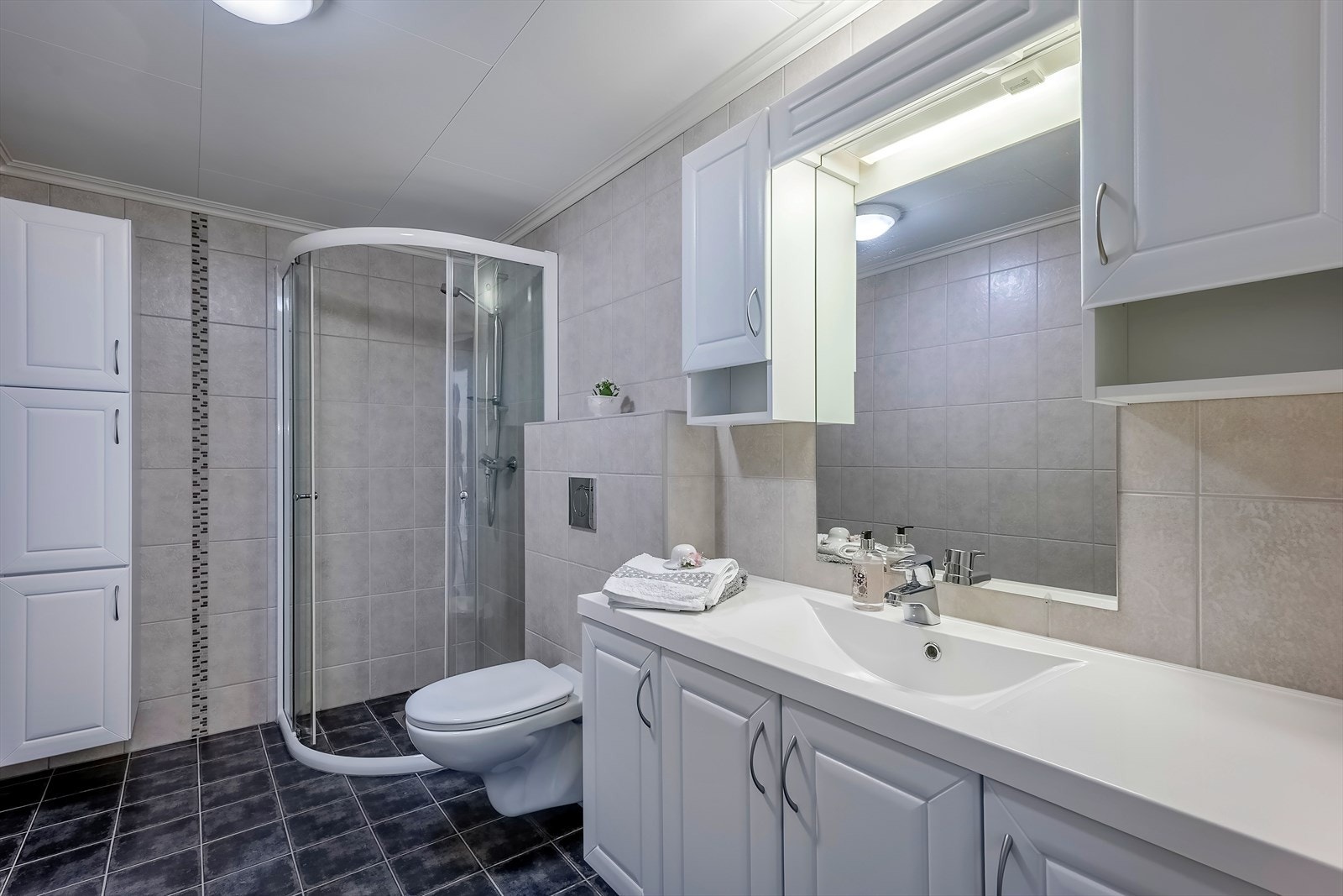 Helfliset bad med gulvvarme Galleribilde