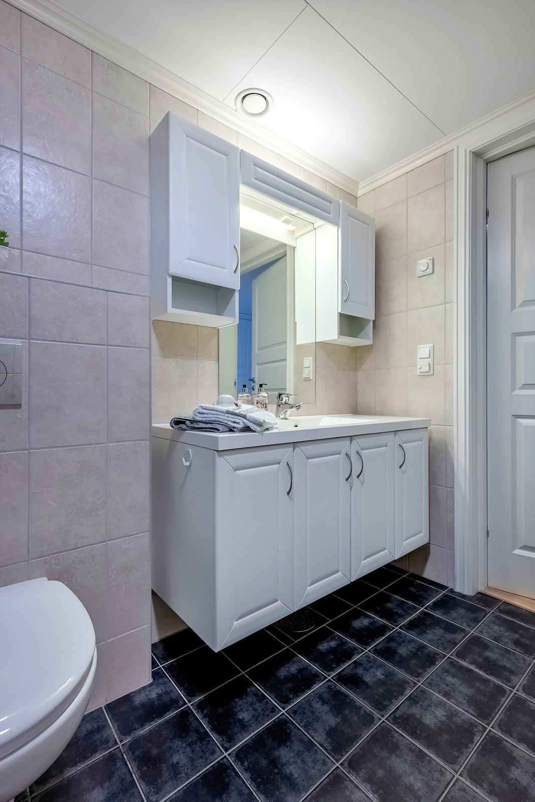 Baderomsinnredning fra Sigdal med heldekkende servant, skap, speil og belysning Galleribilde