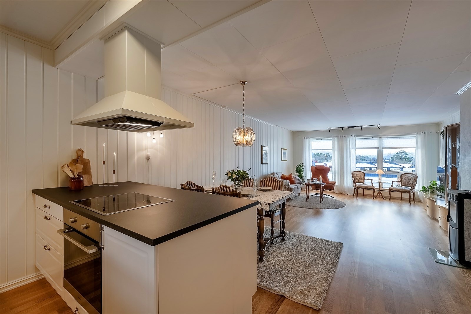 Åpen planløsning gir gjennomlys og god romfølelse Galleribilde