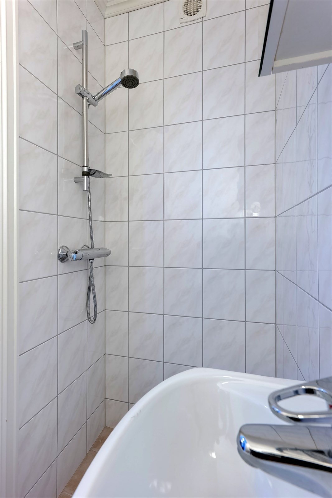 Det vises til salgsoppgave vedrørende manglende bruksendring av annekset fra bod til soverom og bad Galleribilde