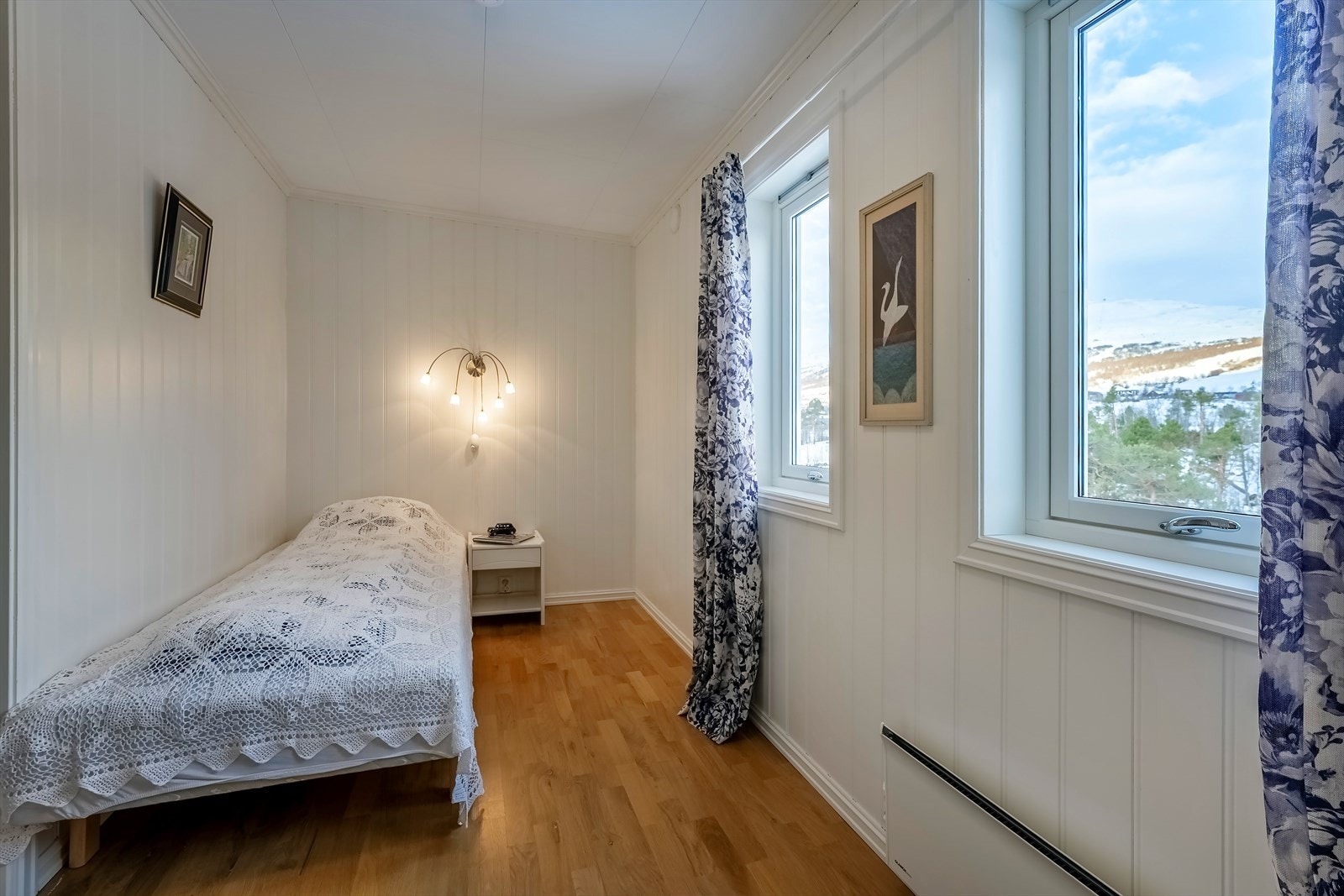 Anneks innredet med soverom - Herfra har en flott utsikt mot skiheisene i Vangslia og Skjørstadhovden Galleribilde