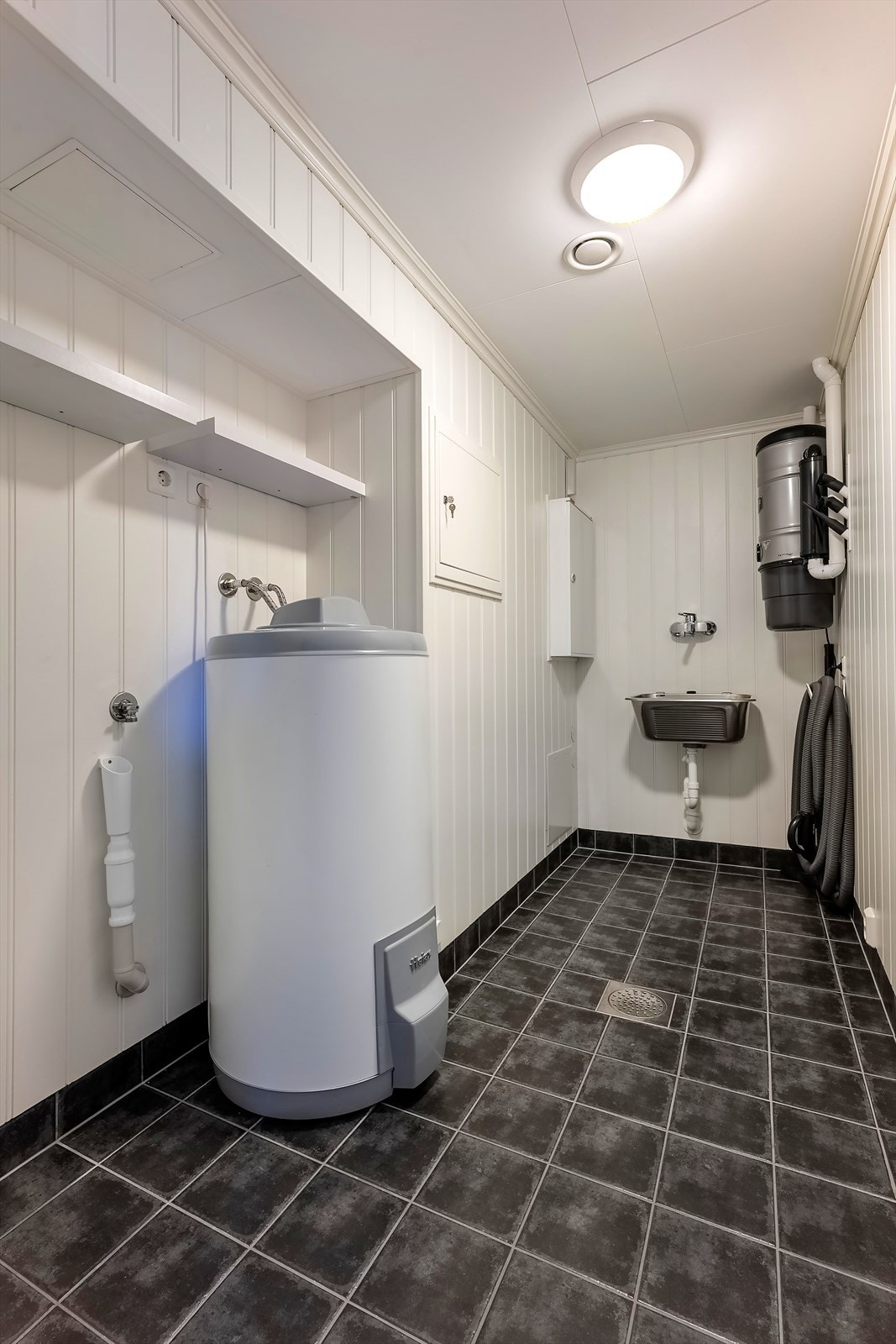 Praktisk vaskerom med gulvvarme og skyllekar - Rommet huser også det meste av leilighetens tekniske utstyr Galleribilde