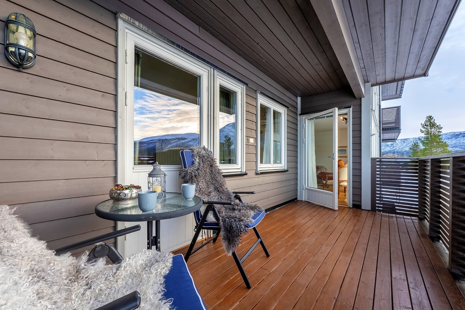 Balkongen har adkomst fra både stue og hovedsoverom Galleribilde