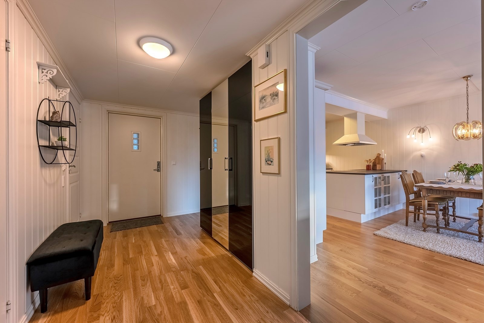 Lys og romslig entré med stort garderobeskap og garderobenisje Galleribilde