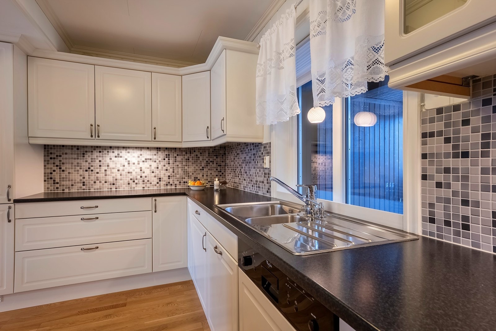 Her er det godt med skap- og benkeplass Galleribilde