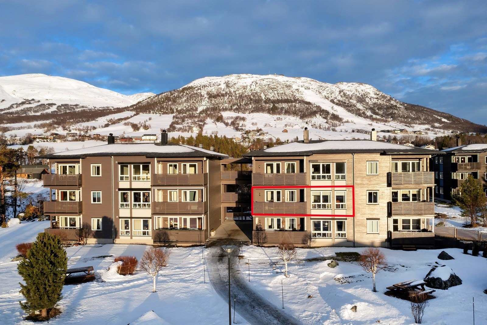 Leiligheten ligger i andre etasje som en av tolv leiligheter i Vikavegen Park Galleribilde