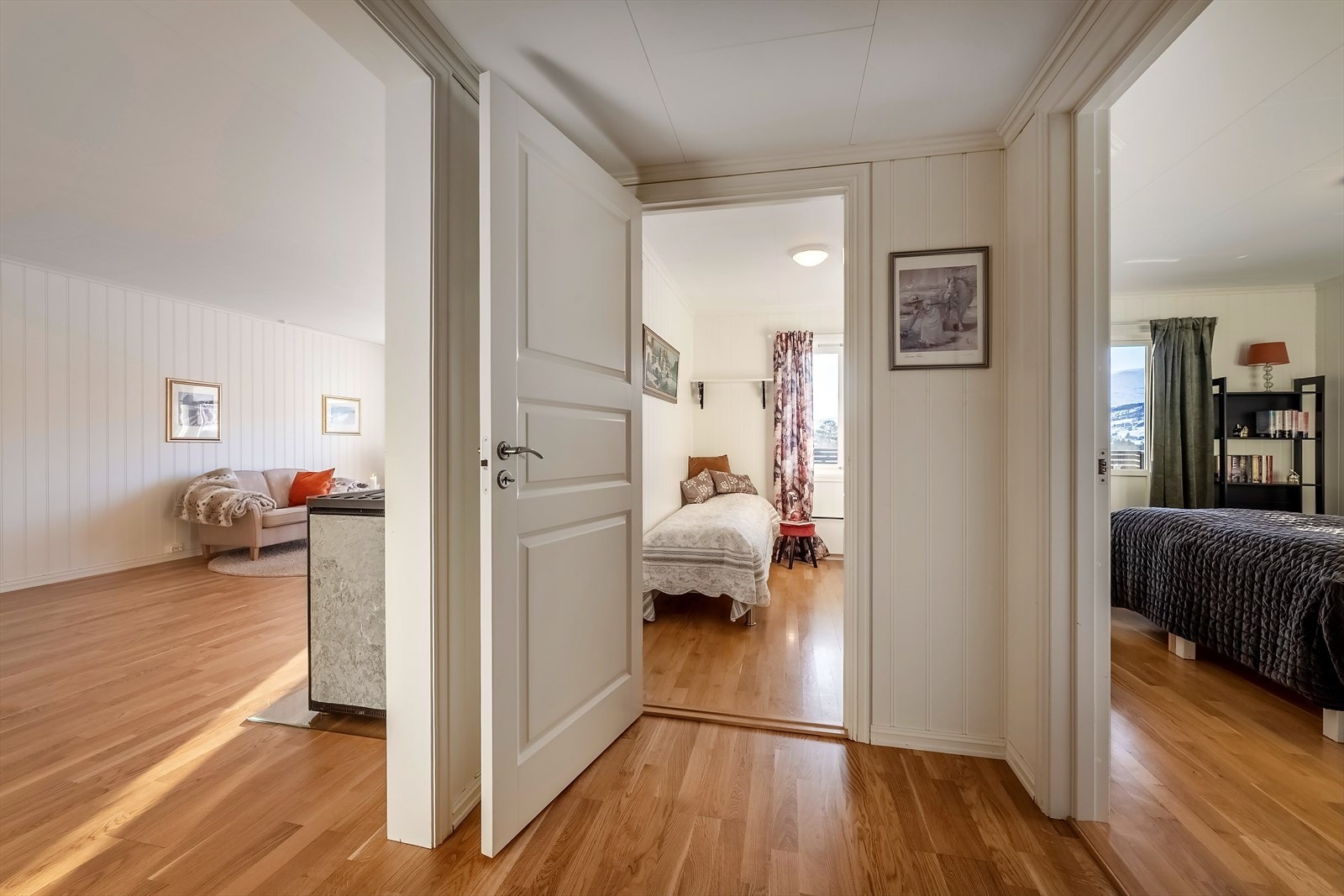 Fra entré mot stue og leilighetens to soverom Galleribilde