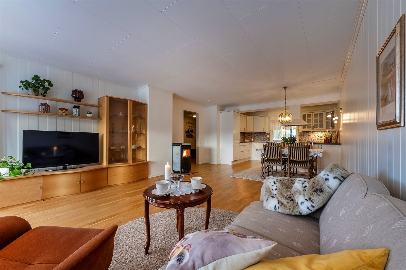 Stue, spisestue og kjøkken i åpen løsning Galleribilde