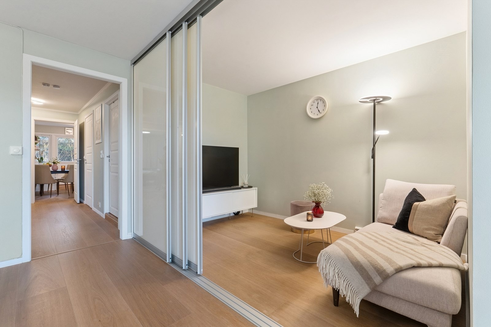 Stuen er delt med skyvedører som en alkove/tv-stue. Galleribilde