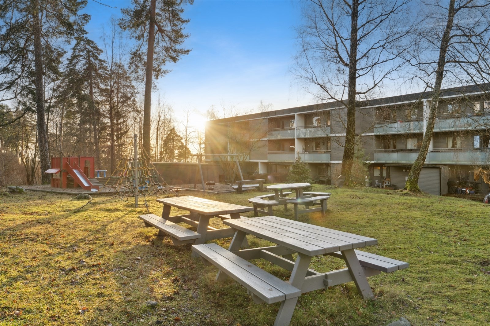Borettslaget har fine og opparbeide fellesareal med sittegrupper, lekeplass mm. Galleribilde