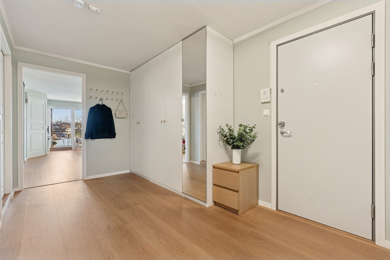 Velkommen inn. Romslig entre med god skapplass. Galleribilde