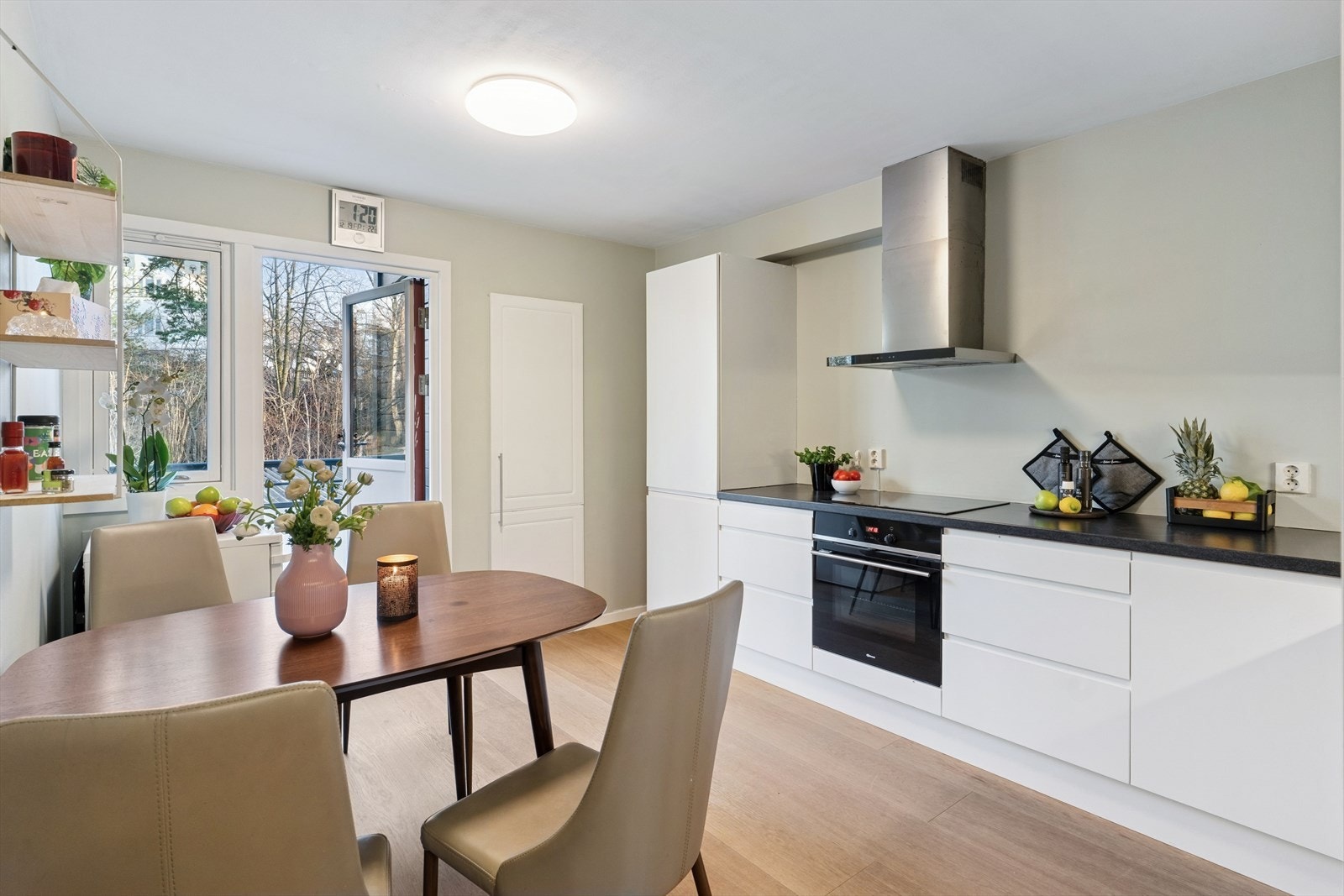 Kjøkken med god plass til spisebord. Det er tilknyttet praktisk bod/matbod til kjøkkenet.
Utgang til østvendt balkong. Galleribilde