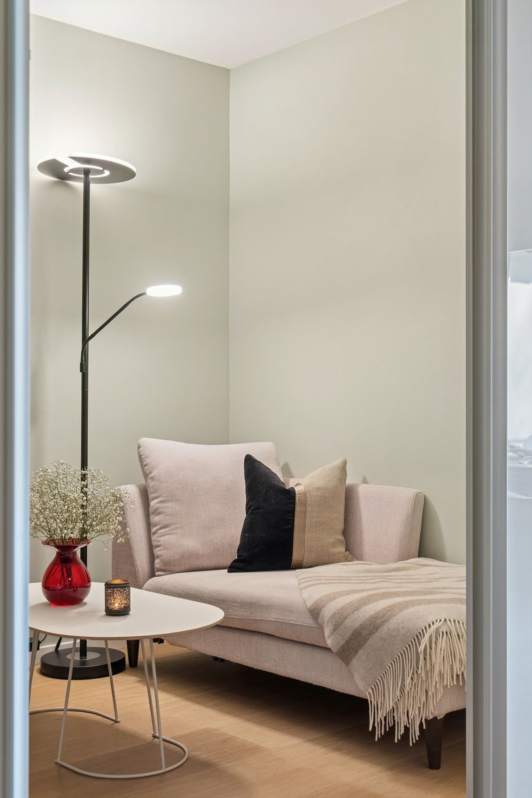 I dag er en del av stuen møblert som tv-stue. Kan også innredes som kontor. Galleribilde