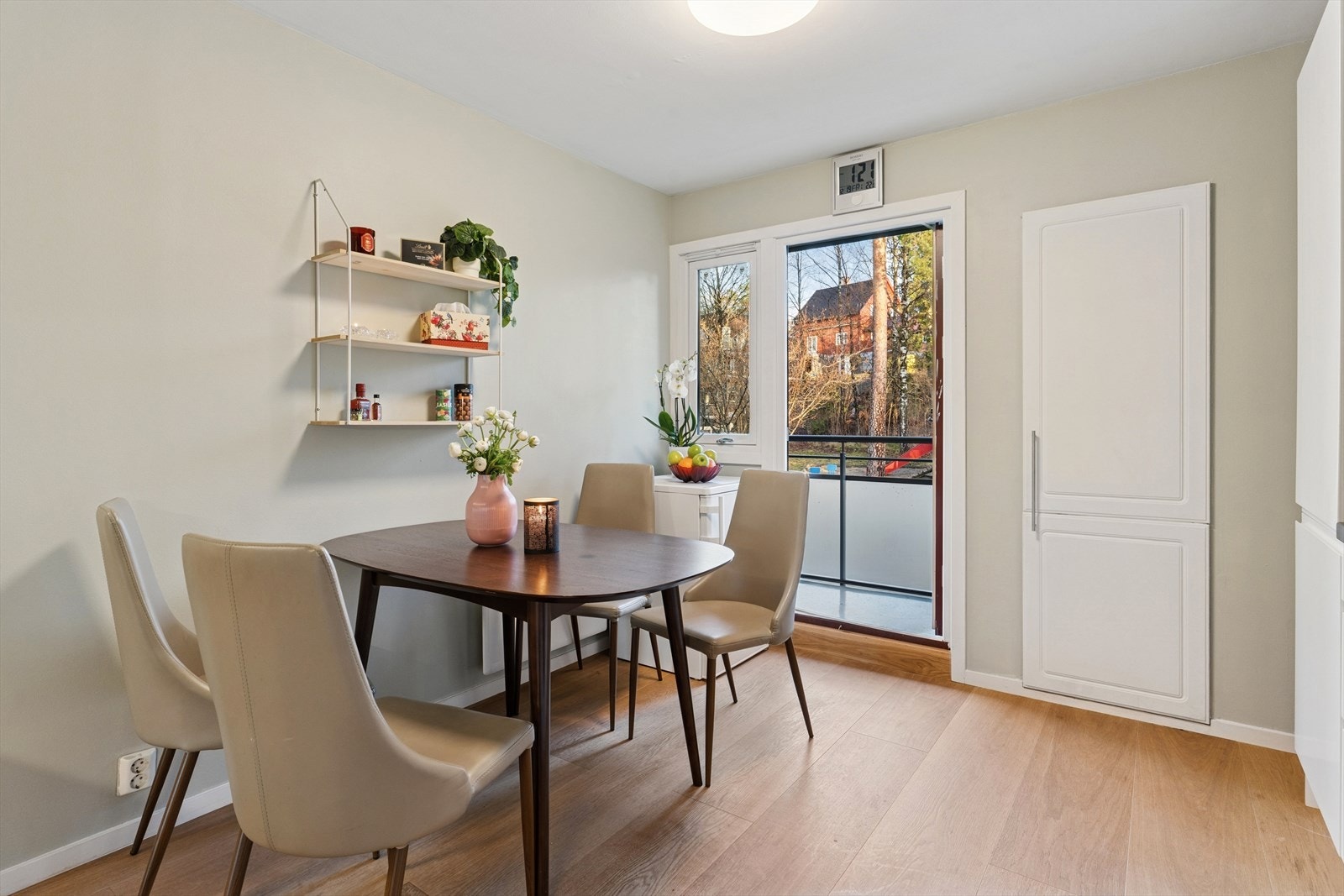 Her er det plass til spisebord. Hyggelig med balkong. Galleribilde