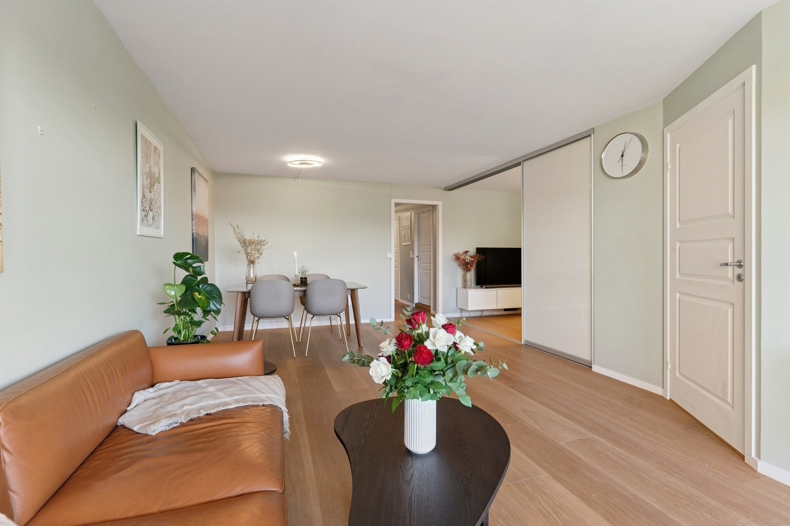 Stuen kan møbleres på ulike måter. Stuen er delt med skyvedører hvorav i dag er innredet som tv-stue. Galleribilde