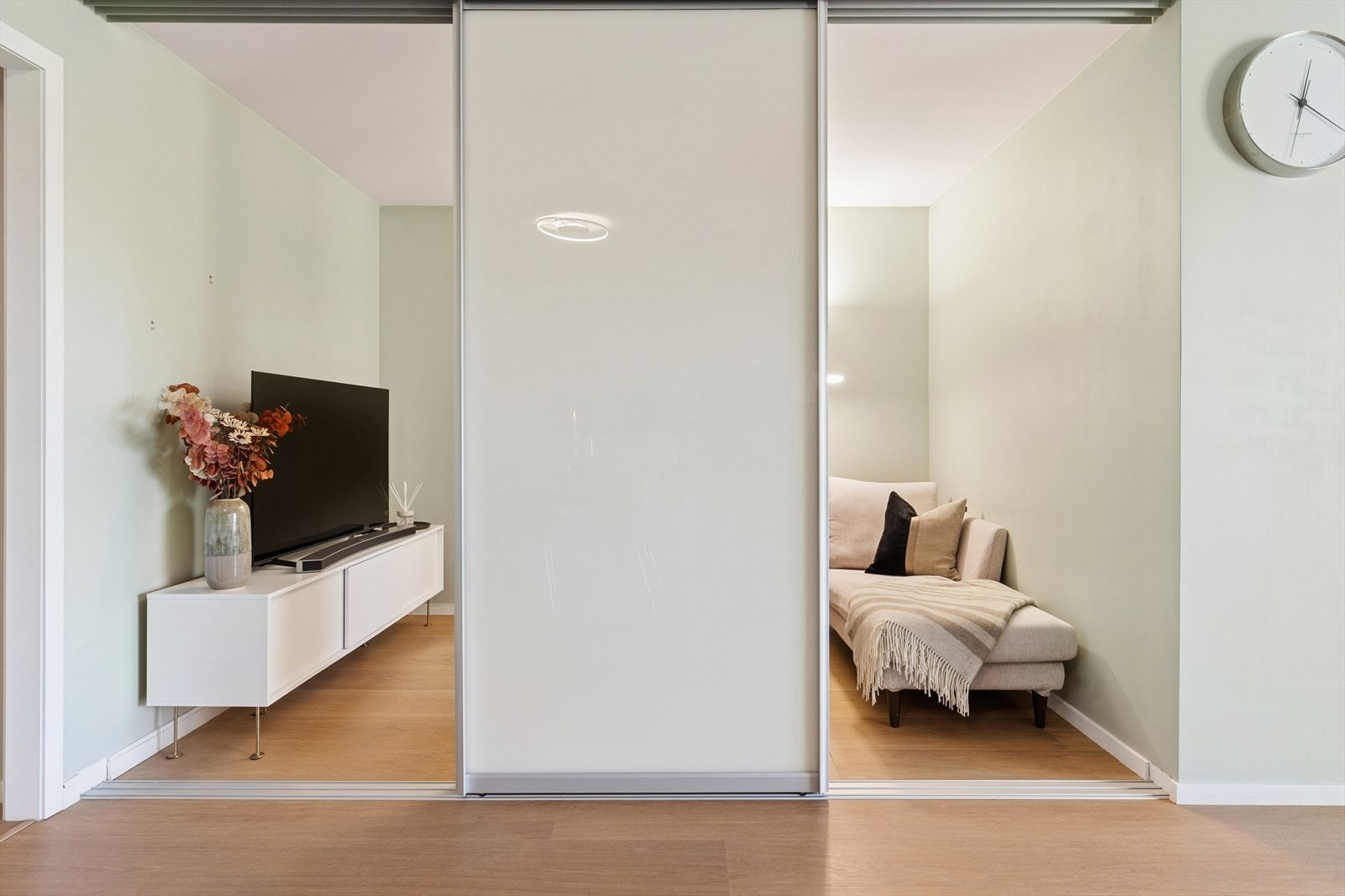 Flexibilitet. Stue med skyvedører. I dag innredet med tv og sofa. Galleribilde