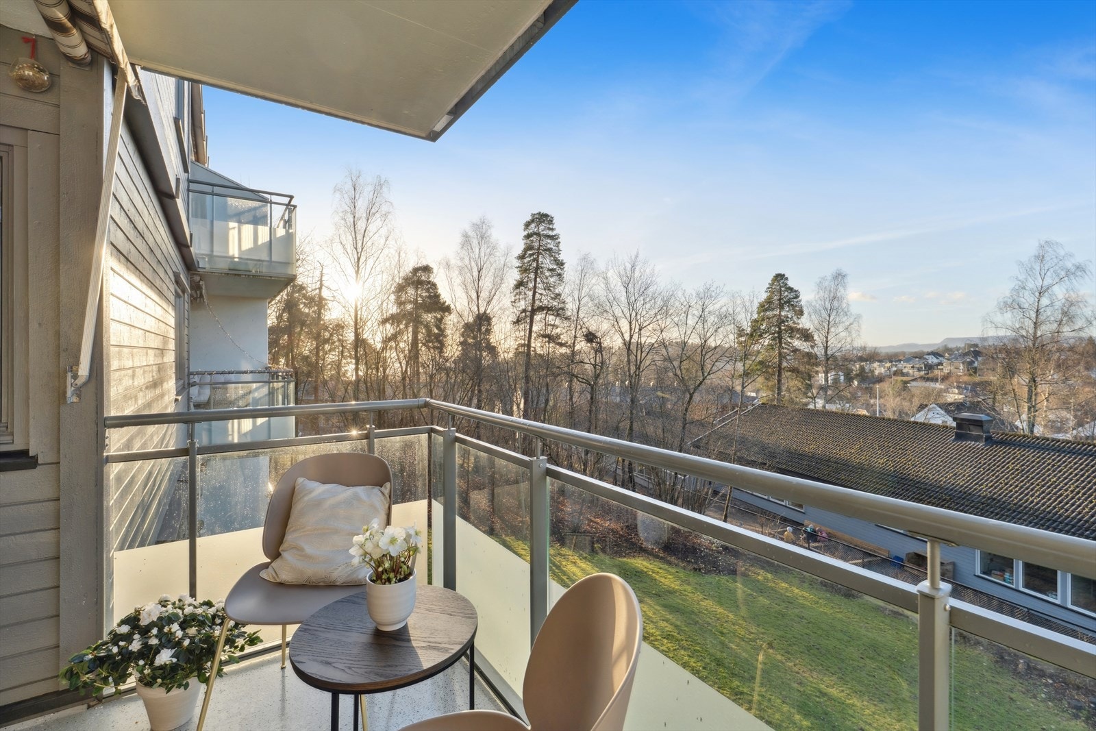 Vestvendt balkong med gode solforhold samt utsikt. Galleribilde