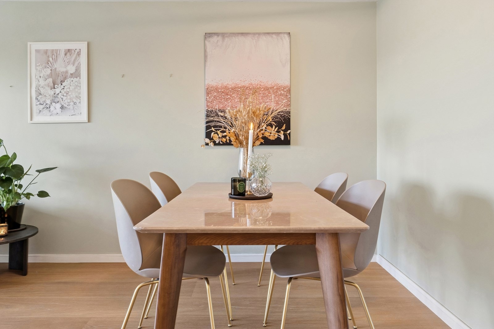 God plass til stort spisebord i stuen. Galleribilde