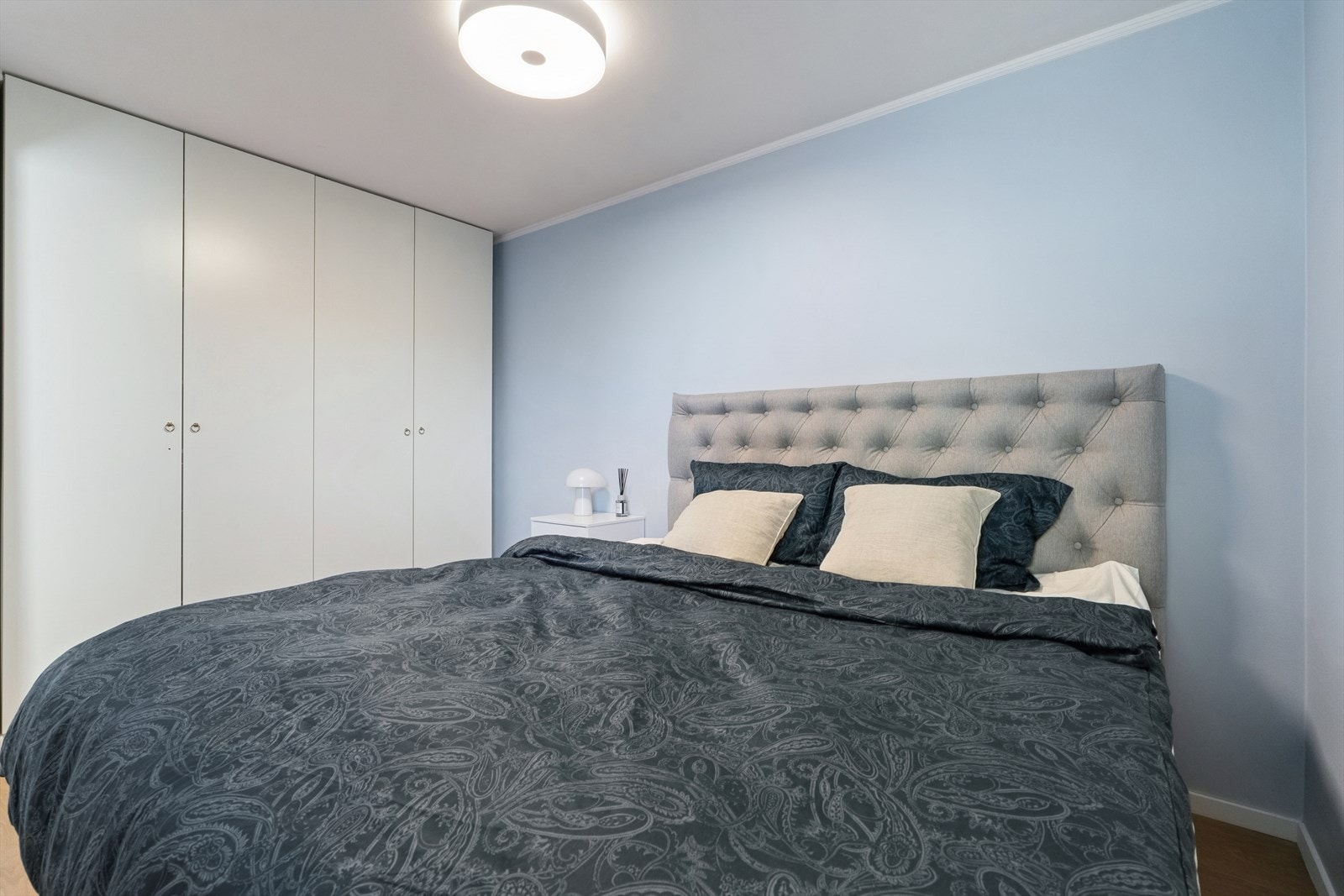 Hovedsoverom med god skapplass. Galleribilde