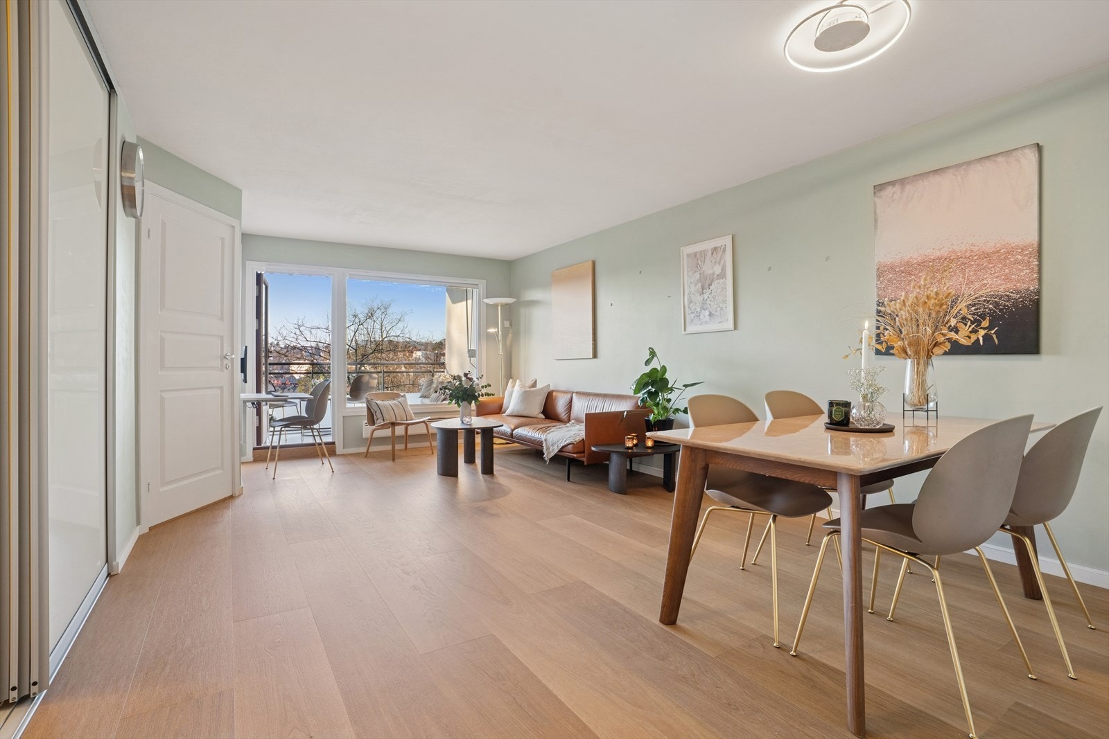 Lys og stor stue med enstavsparkett på gulv. God plass til stort spisebord og sofagruppe. Galleribilde