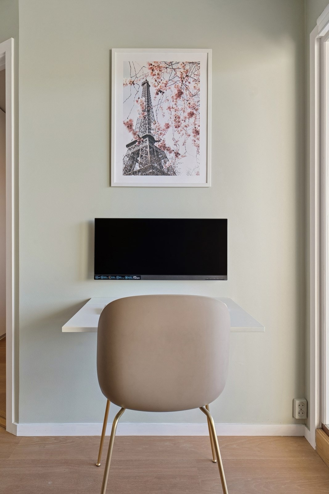 Flexibilitet. Hjemmekontor om dagene i stuen. Nedslagbart bord/kontor. Galleribilde