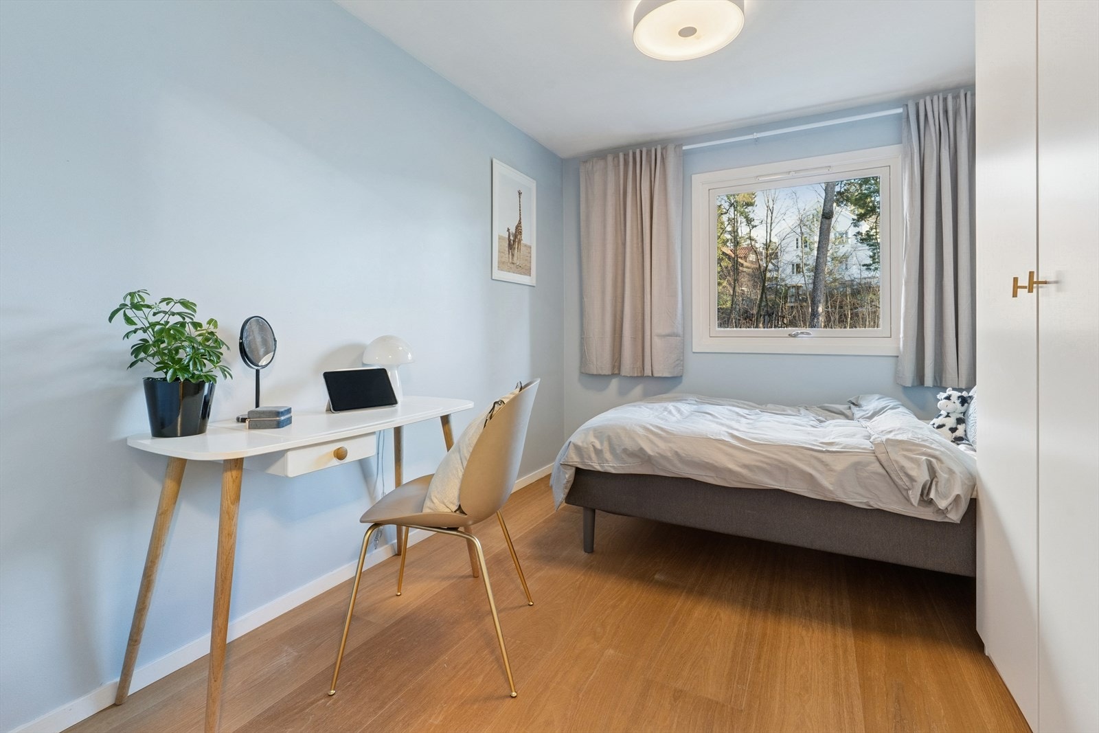 Det andra soverommet er også av god størrelse med garderobeskap. Galleribilde