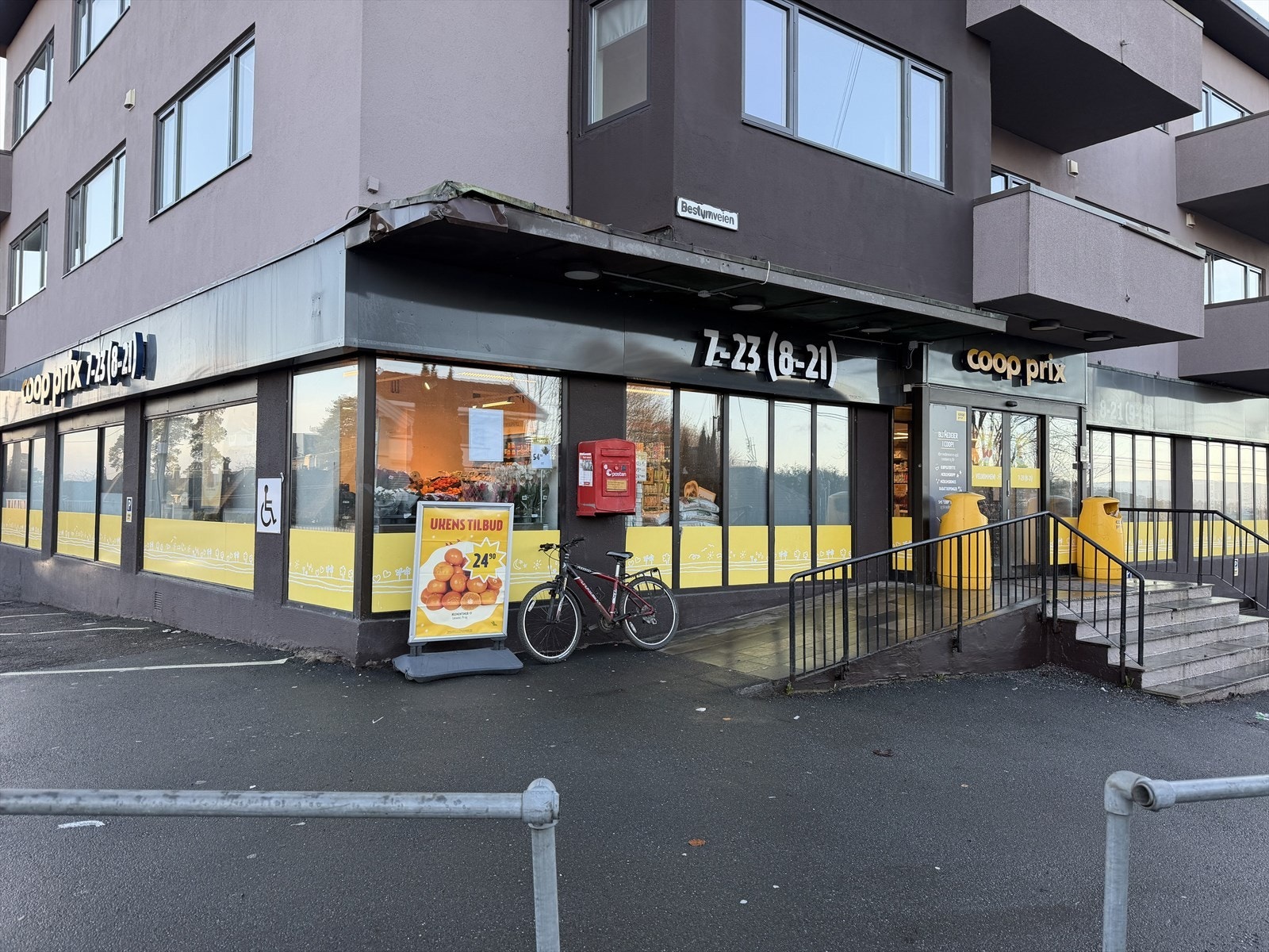 Fra boligen er det kort avstand til matbutikk. Galleribilde