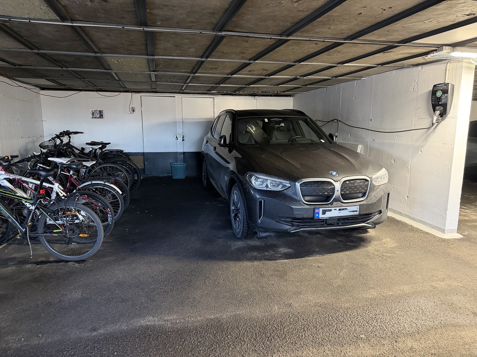 Romslig garasjeplass i felles garasjenalegg. Ladeboks. Tilknyttet bod bak garasjeplassen. Galleribilde