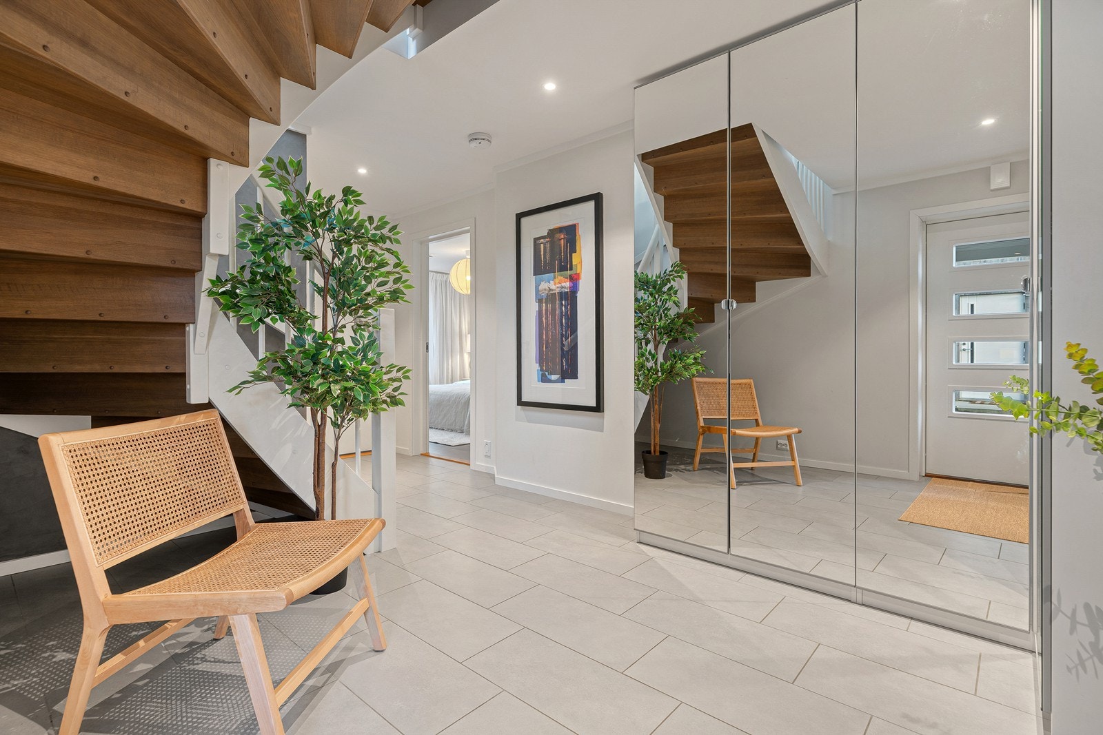 Gang med rikelig oppbevaringsplass i garderobeskap Galleribilde