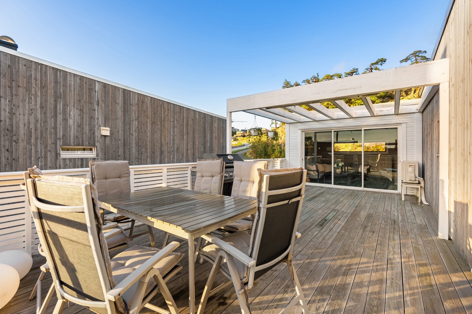 Stor terrasse med god plass til utemøblement Galleribilde