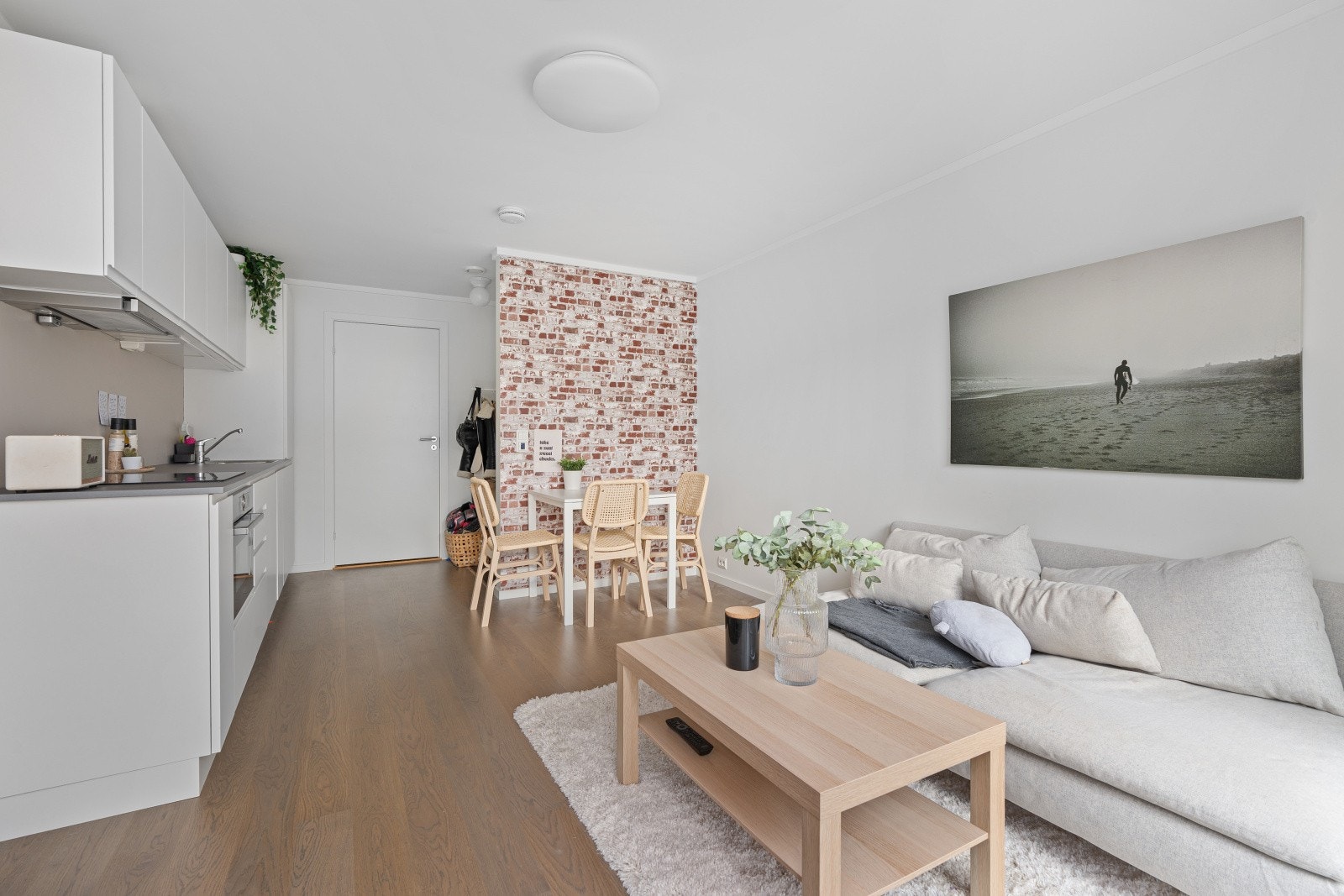 Åpen stue/kjøkkenløsning med god plass til sitte- og spisegruppe Galleribilde