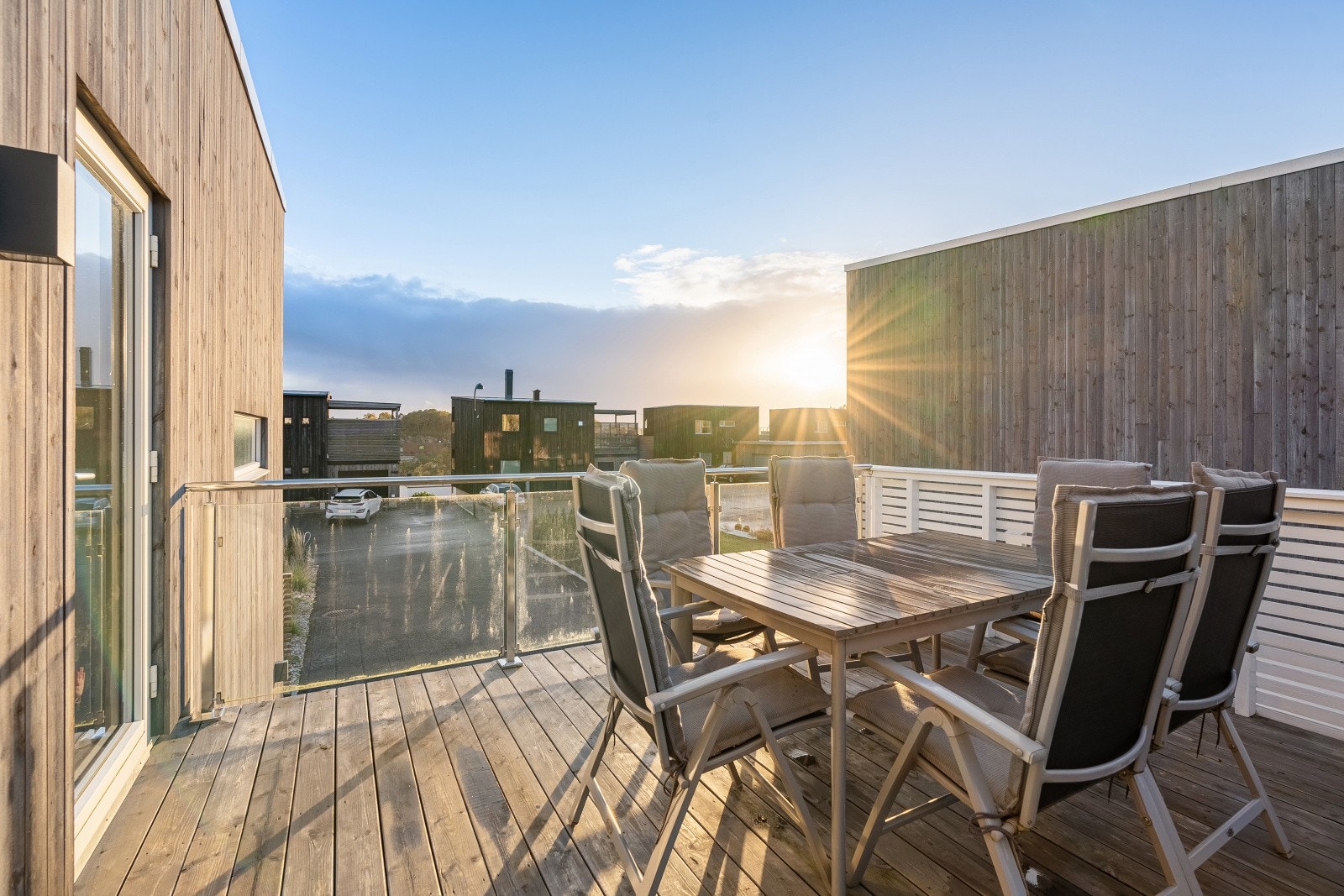 Fra stuen er det utgang til romslig takterrasse med gode solforhold. Her kan man nyte sommerdagene! Galleribilde