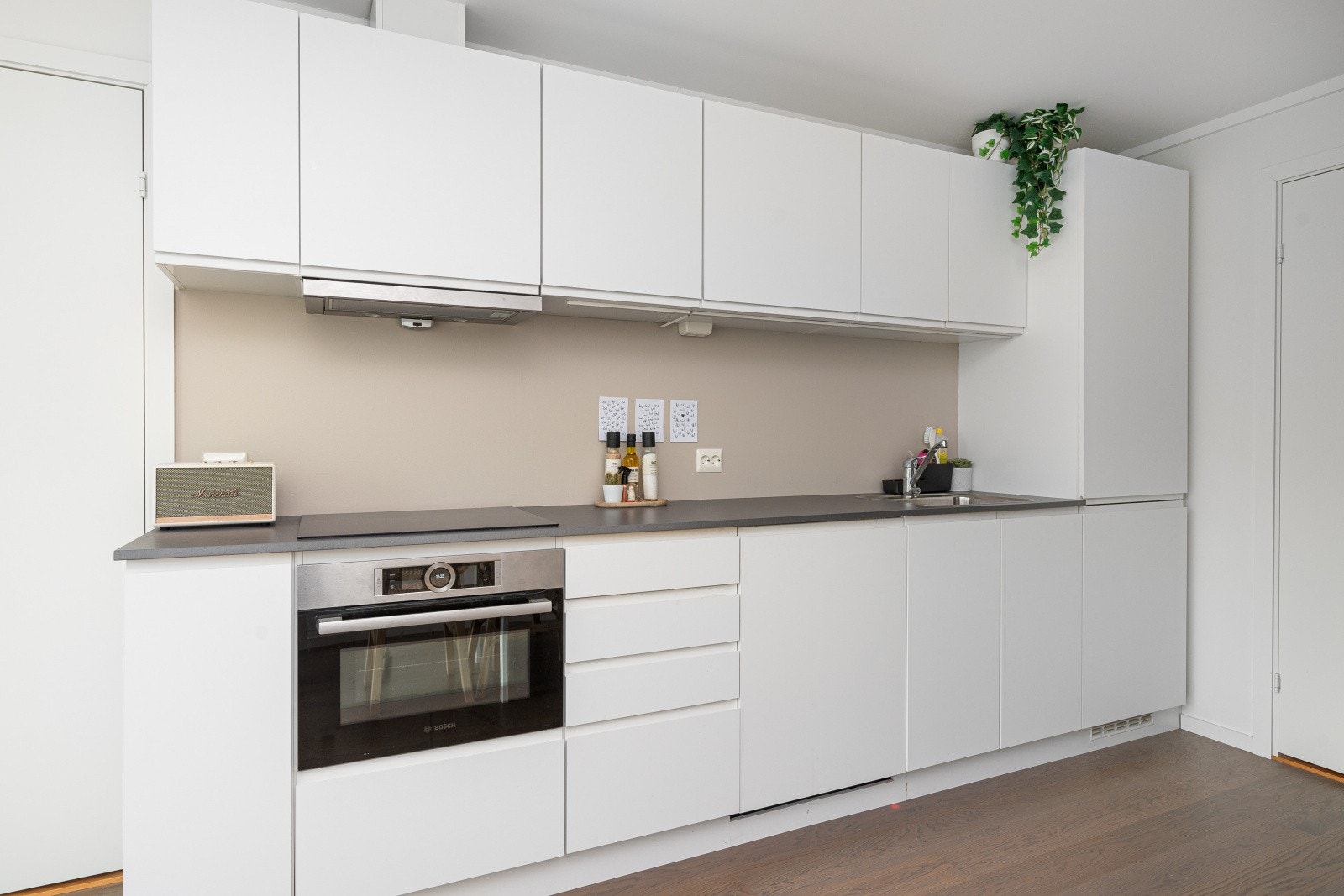 Flott og moderne kjøkken fra Kvik med glatte fronter og benkeplate av laminat Galleribilde