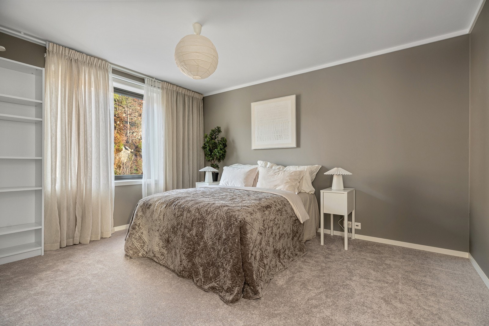 Boligens hovedsoverom er av god størrelse med plass til seng og annet møblement Galleribilde