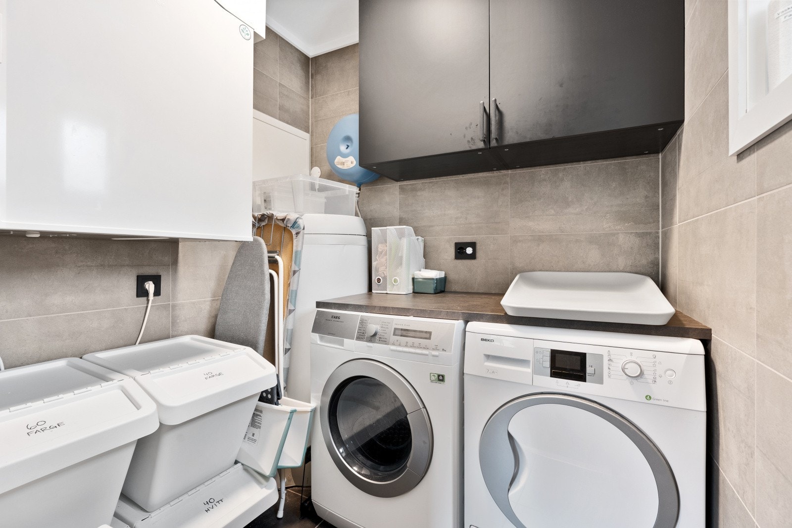 Vaskerommet er av god størrelse med opplegg for vaskemaskin. Flislagte overflater Galleribilde