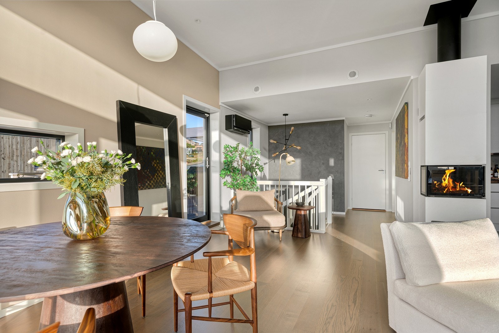 Spisestue med utgang til terrassen Galleribilde