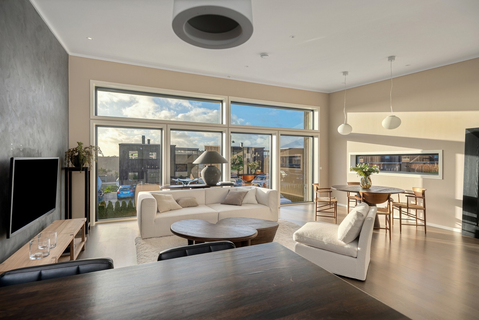 Fantastisk atmosfære og romfølelse i boligens hovedrom Galleribilde