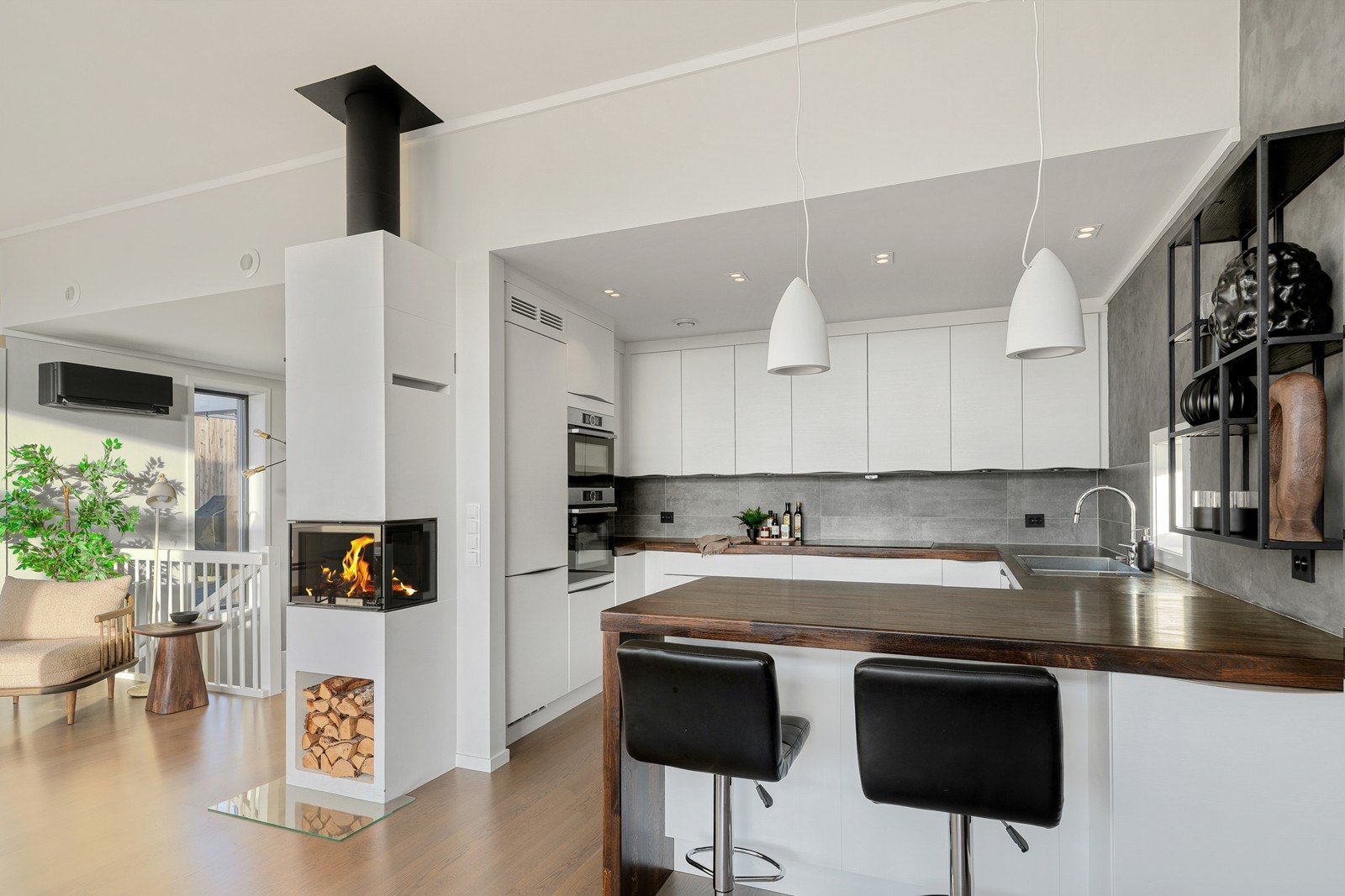 Lekkert, tidløst kjøkken bestående av integrerte hvitevarer, vask og platetopp. Galleribilde