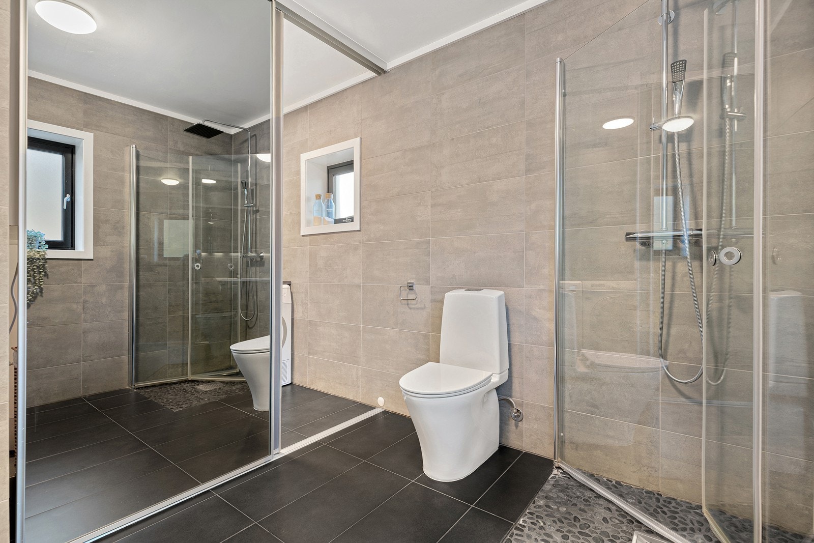 Inngang til praktisk vaskerom bak skyvedør Galleribilde