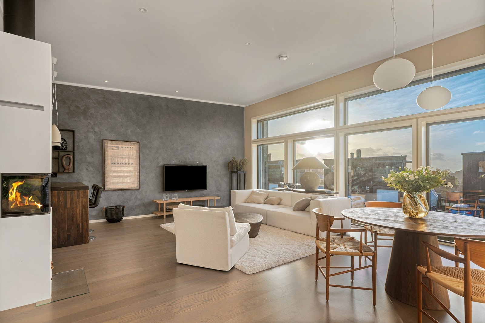 Lekkert innredet bolig med gjennomgående god standard, og gjennomgående TG0/1. Det er solcelleanlegg som bidrar til lave strømutgifter. Garasje i tilknytning til huset med takterrasse og hagestue med varmefolie i gulvet Galleribilde