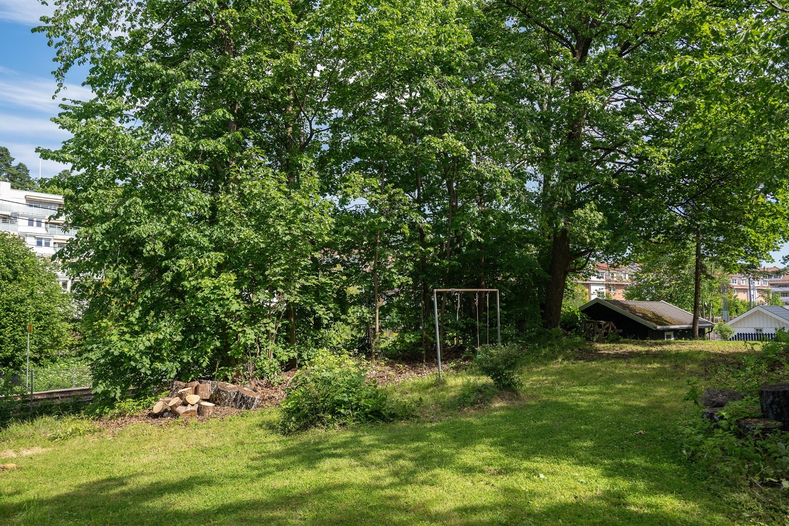 Tomten er flat/skrånende med gode solforhold. Enkel adkomst via privat vei med tinglyst adkomstrett Galleribilde