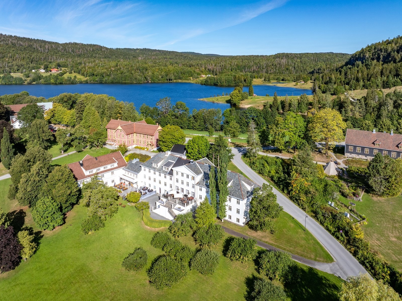 Kort vei til Semsvannet og Solli som kan by på fine tur- og rekreasjonsmuligheter med bading og flotte turområder. Galleribilde