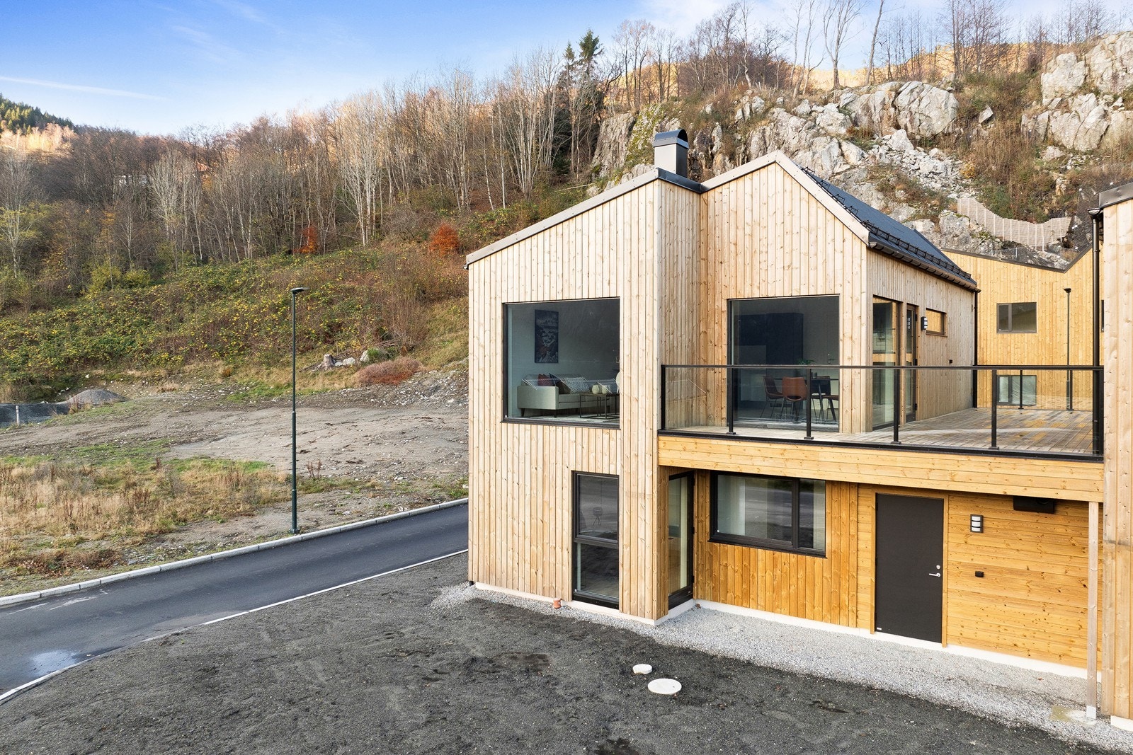 Boligen er plassert helt ytterst på rekken med luftig og fritt utsyn Galleribilde