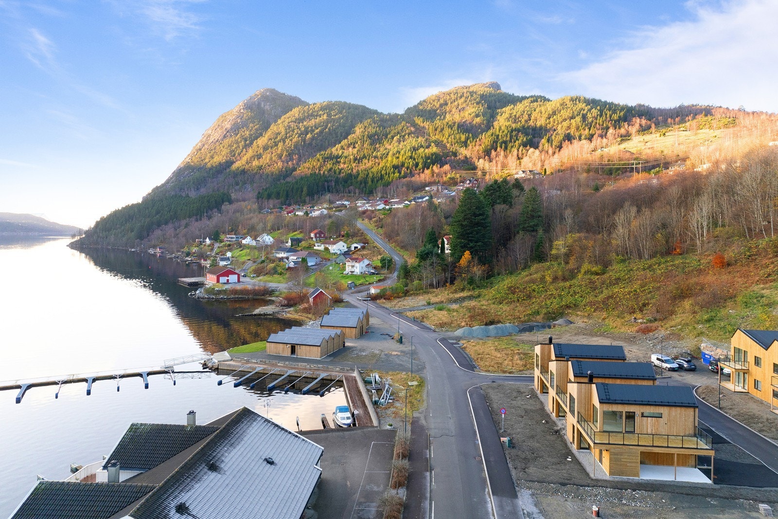 Mulighet for å kjøpe både båtplass, naust og/eller sjøbod i båthavna Galleribilde